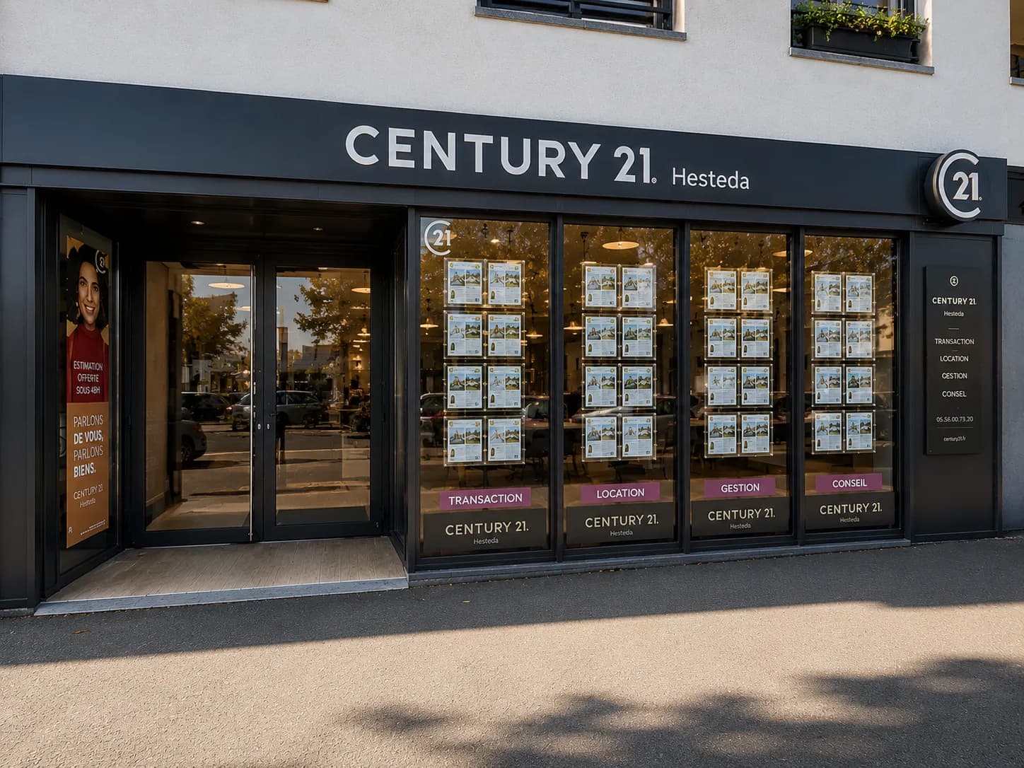 La façade éclairée de l’agence CENTURY 21 Hesteda du Bouscat, de nuit